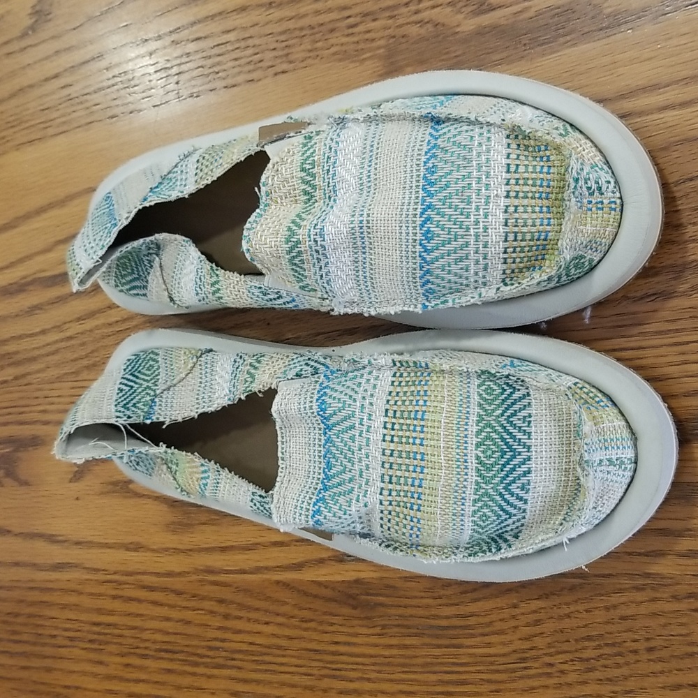 NWOT Sanuk shoes
